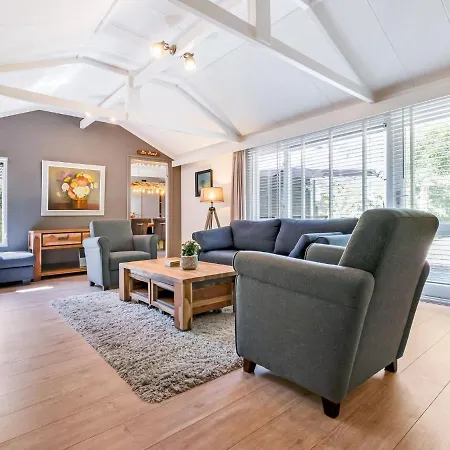Serene Holiday In With Large Furnished Garden *